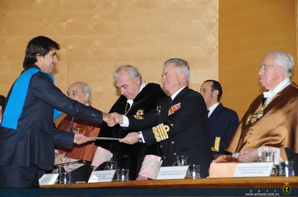 Antes de la inauguración, el almirante Rebollo ha asistido al acto académico de entrega de diplomas, premios y distinciones a los alumnos de la Escuela Técnica Superior de Ingenieros Navales de la UPM